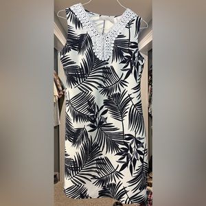 Sleeveless tropical print shift dress
